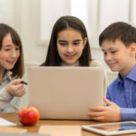 Sie erfahren was 2020 bei der Digitalisierung für Schulen getan wird. Außerdem erfahren Sie, welche Auswirkungen das auf die Schüler hat.