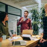 Besprechung im Familienunternehmen.