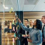 Ein Team bespricht sich in einem Familienunternehmen.