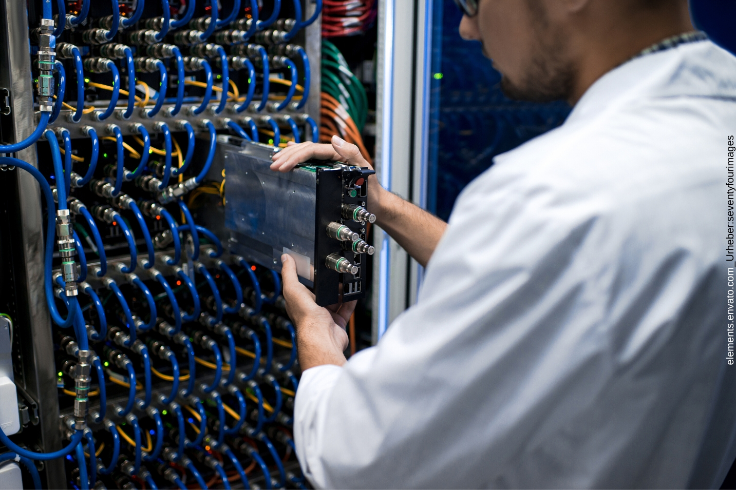 Hier in diesem Blogartikel haben wir Ihnen 5 Punkte aufgelistet, worauf sie bei der Anschaffung von Netzwerkschränken in Unternehmen achten sollten.