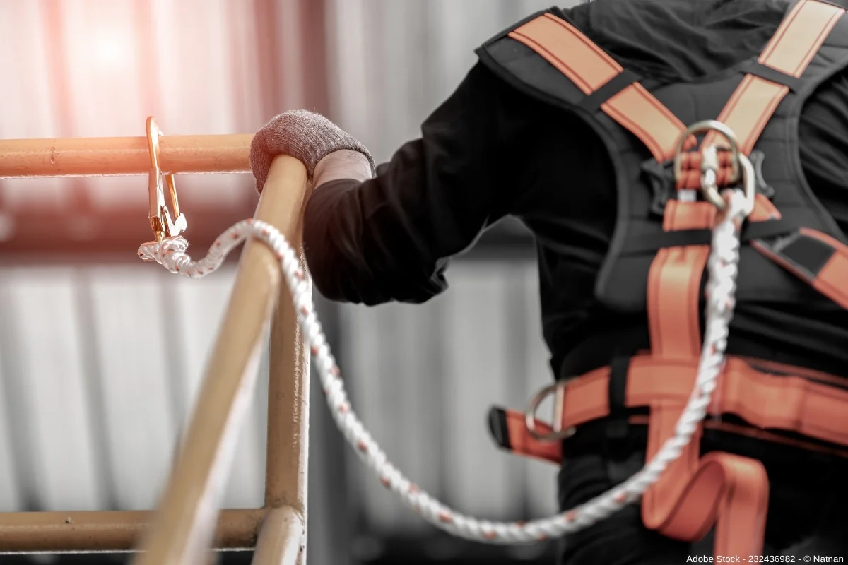 Sicherheit auf der Kabeltrasse: Worauf es bei Arbeiten in der Höhe wirklich ankommt